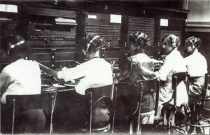 1915 women at switchboard